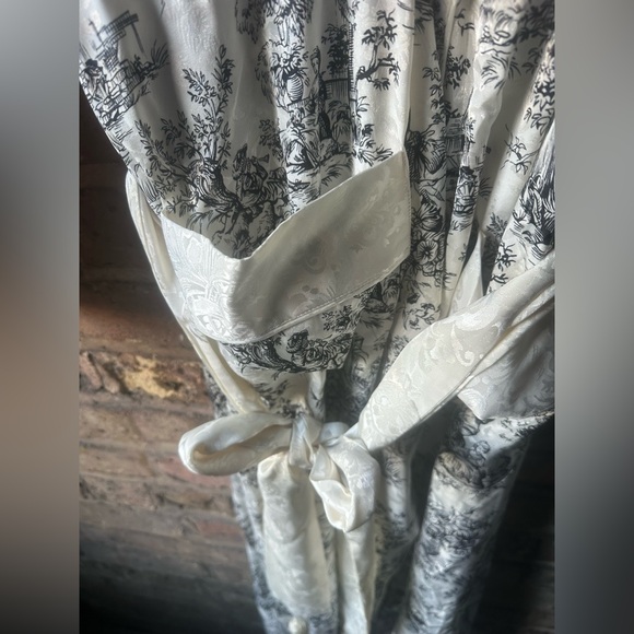 Victoria's Secret Cream and Black Floral Robe - Picture 6 of 12